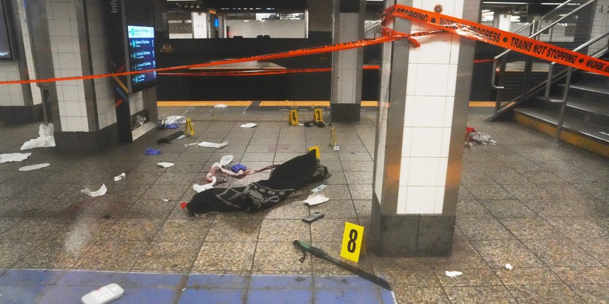 Atac cu maceta la metroul din New York. Agresorul a fost ucis de polițiști