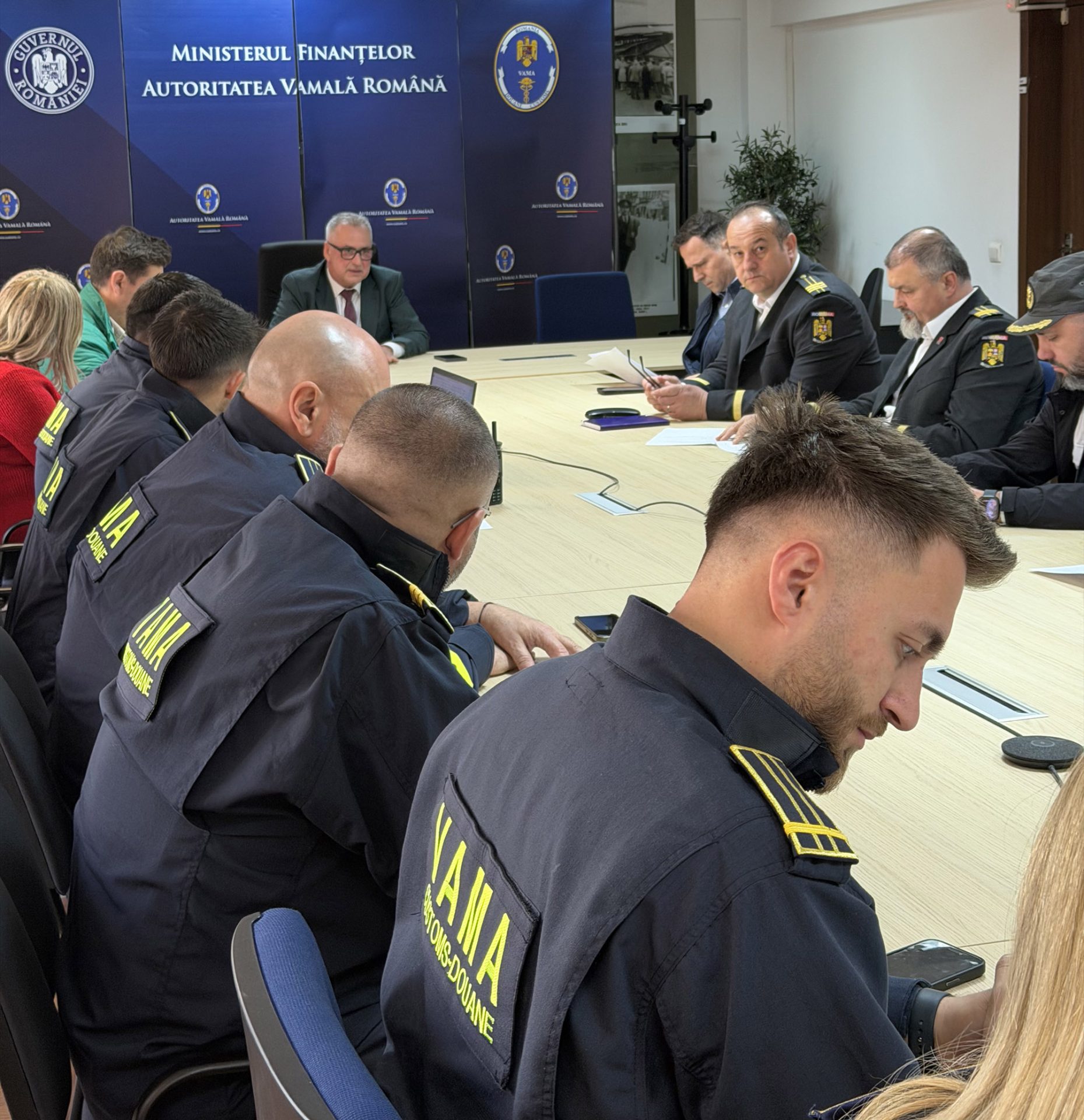 Autoritatea Vamală Română, ANAF și ANSVSA au demarat controale ample la operatorii economici care importă legume și fructe Autoritatea Vamală Română, împreună cu Agenția Națională de Administrare Fiscală – Direcția Generală Antifraudă Fiscală și Autoritatea Națională Sanitară Veterinară și pentru Siguranța Alimentelor, au dat startul unei acțiuni de control coordonate