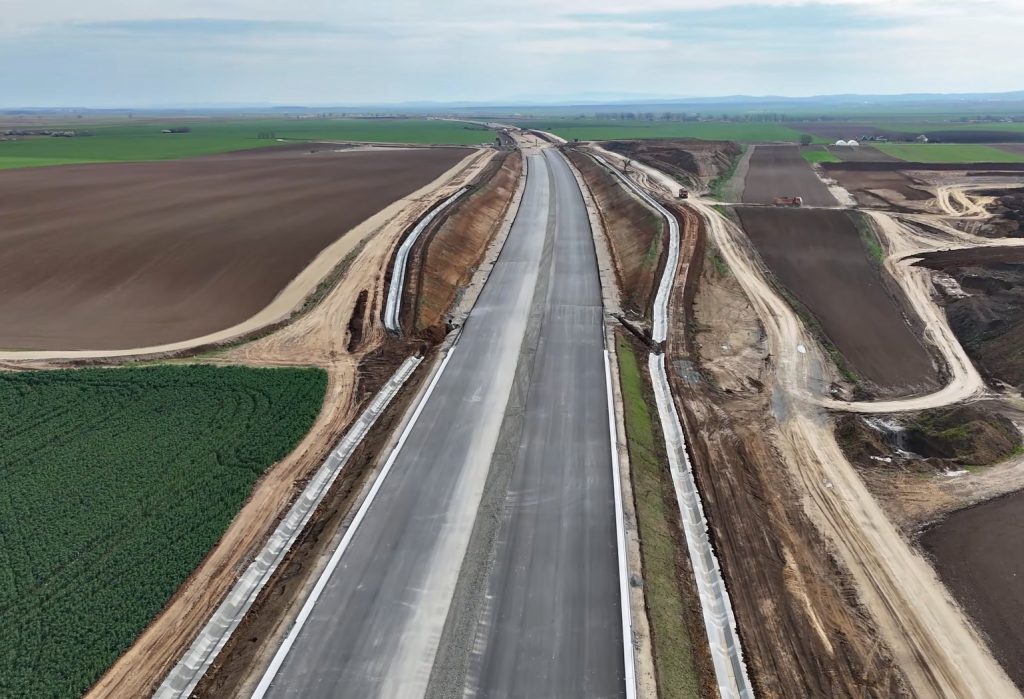 Anul 2026 se anunță a fi un punct crucial în procesul de modernizare a infrastructurii rutiere din România, în special în zona Transilvaniei