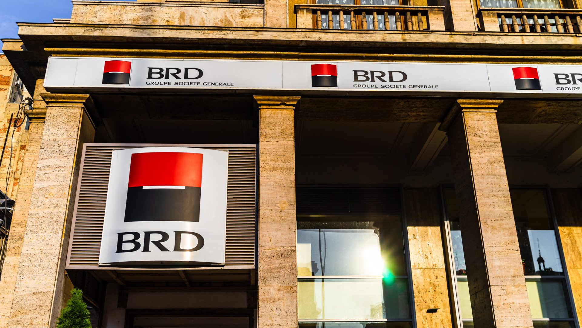 BRD Groupe Société Générale simplifică accesul la servicii bancare, acceptând CEI pentru identificarea la distanță BRD Groupe Société Générale face un pas important în digitalizare, anunțând acceptarea noii Cărți Electronice de Identitate (CEI) pentru identificarea la distanță
