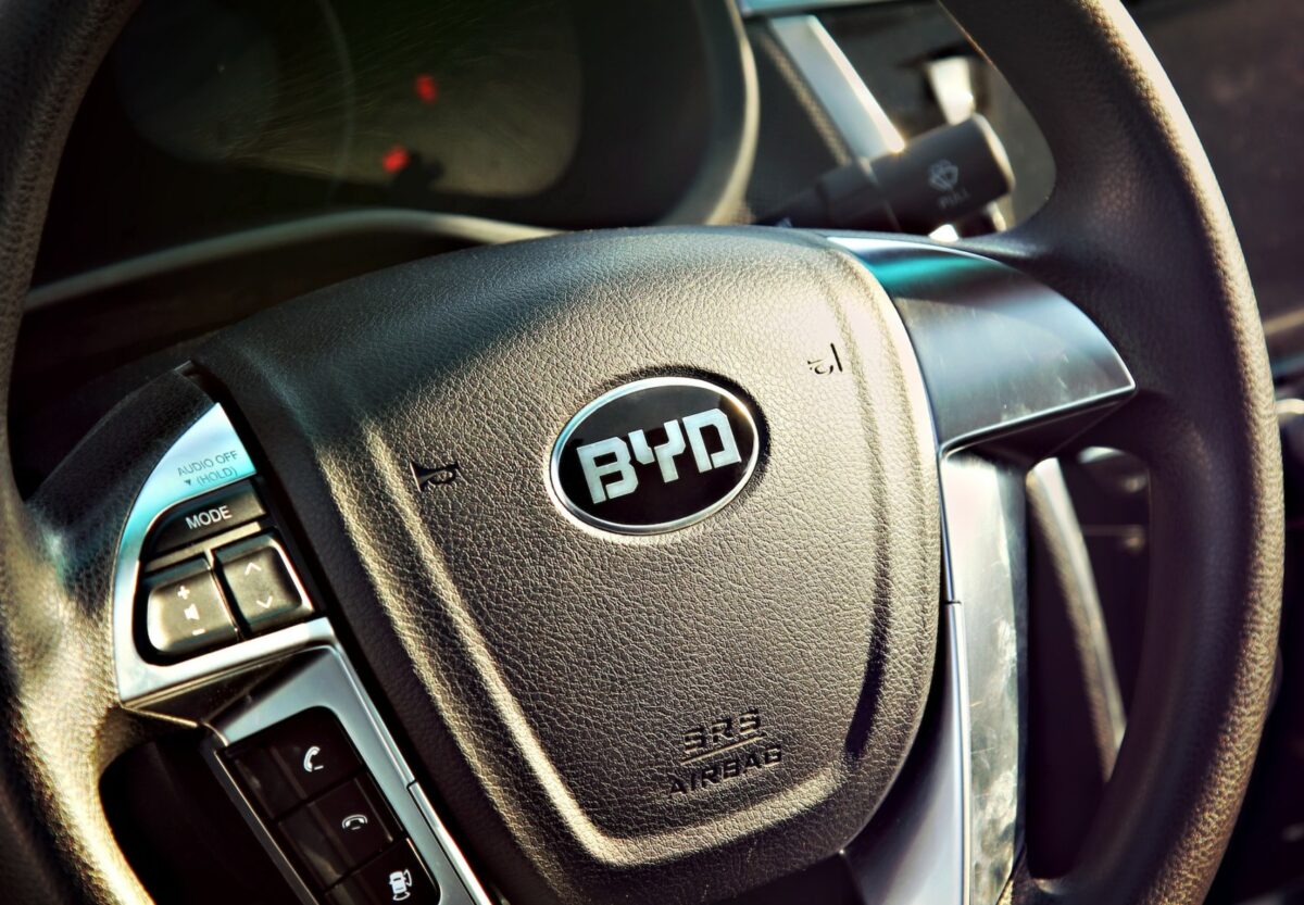 BYD, scandal de sclavie în Ungaria: Muncitori chinezi exploatați?