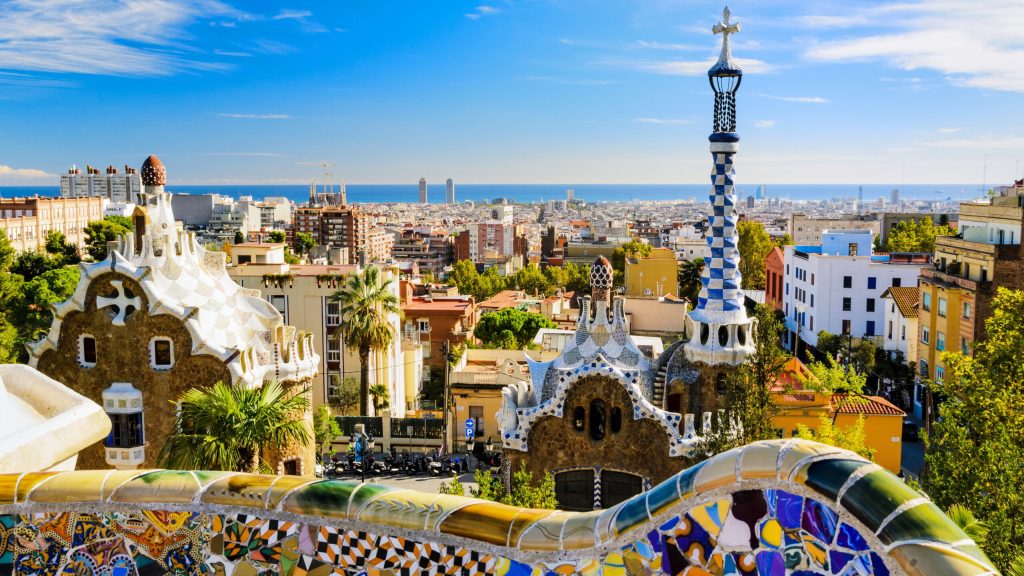 Din data de 1 aprilie 2026, taxa turistică aplicată în Barcelona a fost dublată, determinând reacții mixte din partea actorilor din sectorul turismului și a vizitatorilor