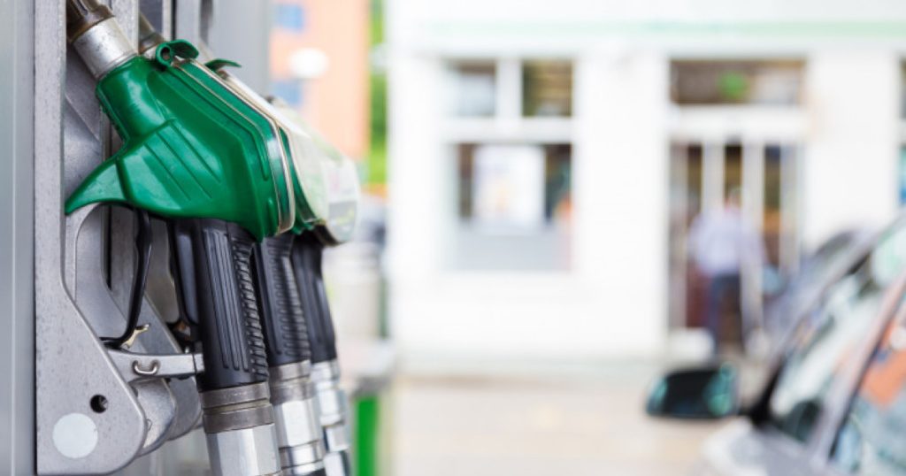 Cât costă benzina și motorina în marile rețele. Prețul petrolului scade pe fondul semnalelor privind reluarea dialogului SUA-Iran