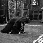 preot ortodox in genunchi biserica romania saptamana mare