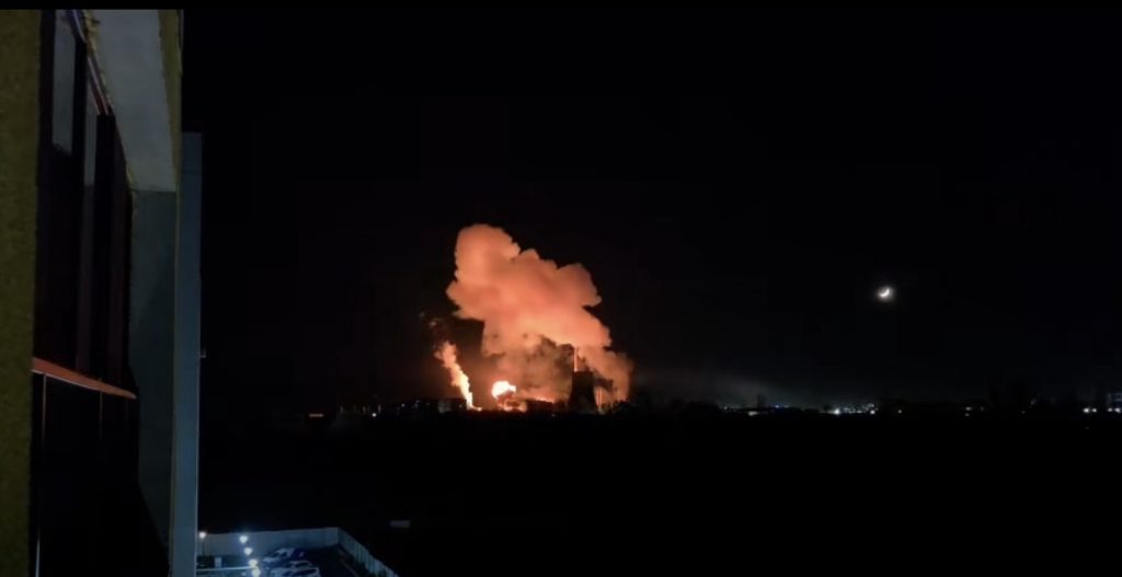 Explozie puternică la CET Vest din București: Incendiu la transformatoare, pompierii au intervenit