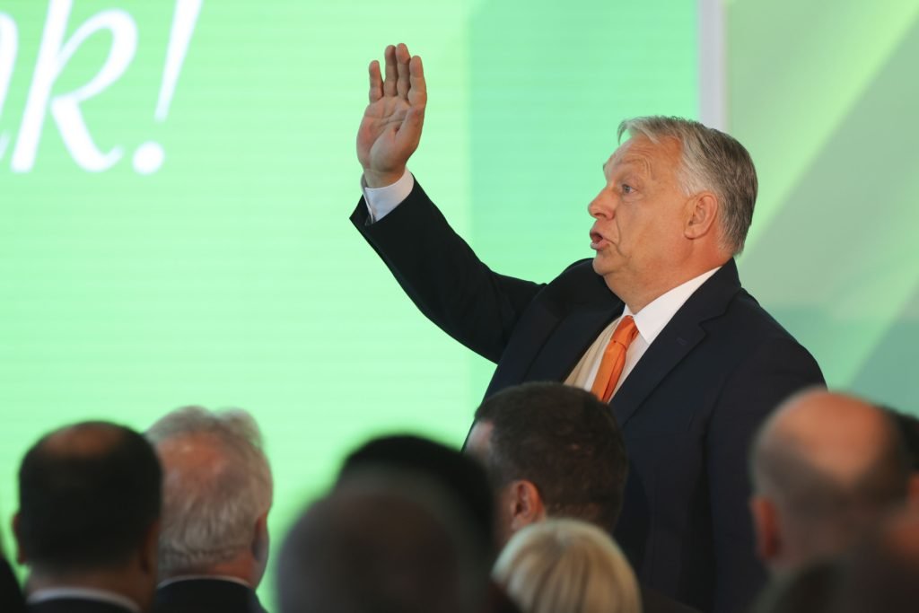 Europa aplaudă: Orban, debarcat. Macron și șefa CE, reacții după votul din Ungaria
