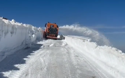 Aprilie cu ninsori: Drumarii, la deszăpezit! Unde a lovit iarna, ce-i de știut