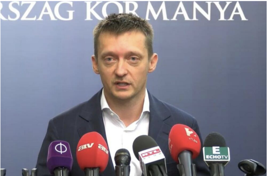 O investigație recentă sugerează că spionarea Partidului Tisza, cunoscută sub numele de „Henry”, nu a fost orchestrată de membrii Oficiului pentru Apărarea Constituției (AH), ci de o companie de tehnologie informațională
