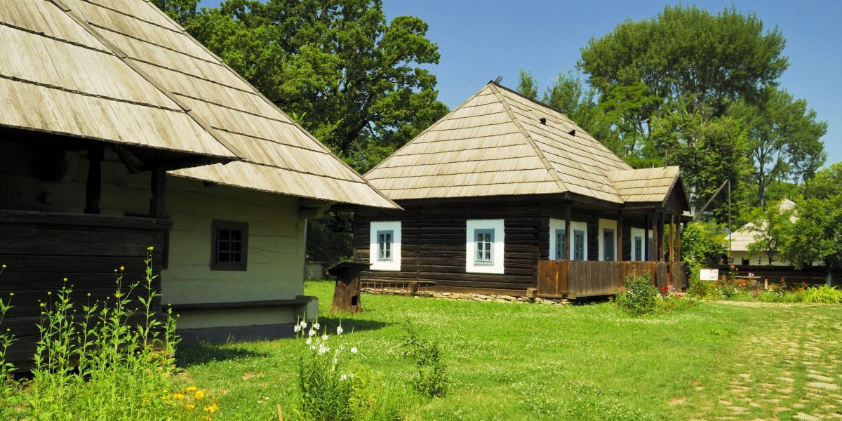 Dreptul de trecere pentru utilități, o problemă frecventă în construcții În procesul de construire sau amenajare a unui imobil, racordarea la rețelele de utilități reprezintă o etapă esențială, însă nu de puține ori întâmpină dificultăți din cauza relațiilor juridice dintre proprietarii terenurilor