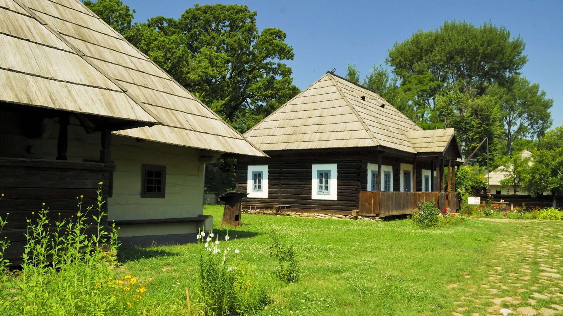 Dreptul de trecere pentru utilități, o problemă frecventă în construcții În procesul de construire sau amenajare a unui imobil, racordarea la rețelele de utilități reprezintă o etapă esențială, însă nu de puține ori întâmpină dificultăți din cauza relațiilor juridice dintre proprietarii terenurilor