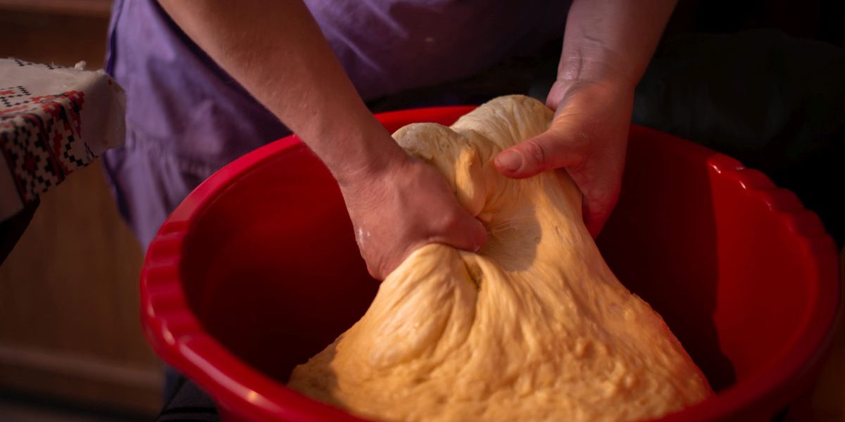 Cât timp trebuie să dospești aluatul de cozonac? Secretul pufoșeniei!