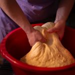 Cât timp trebuie să dospești aluatul de cozonac? Secretul pufoșeniei!