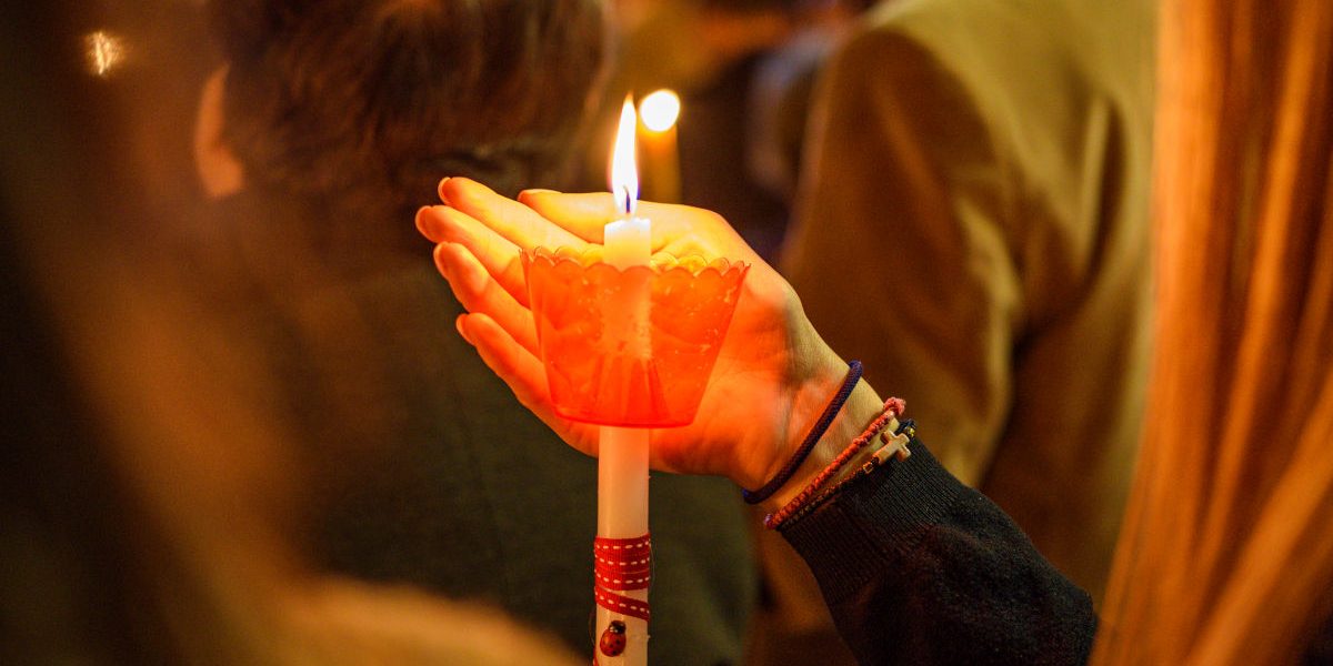 Ce facem cu lumânarea de la Înviere? Când și de ce NU o aruncăm!