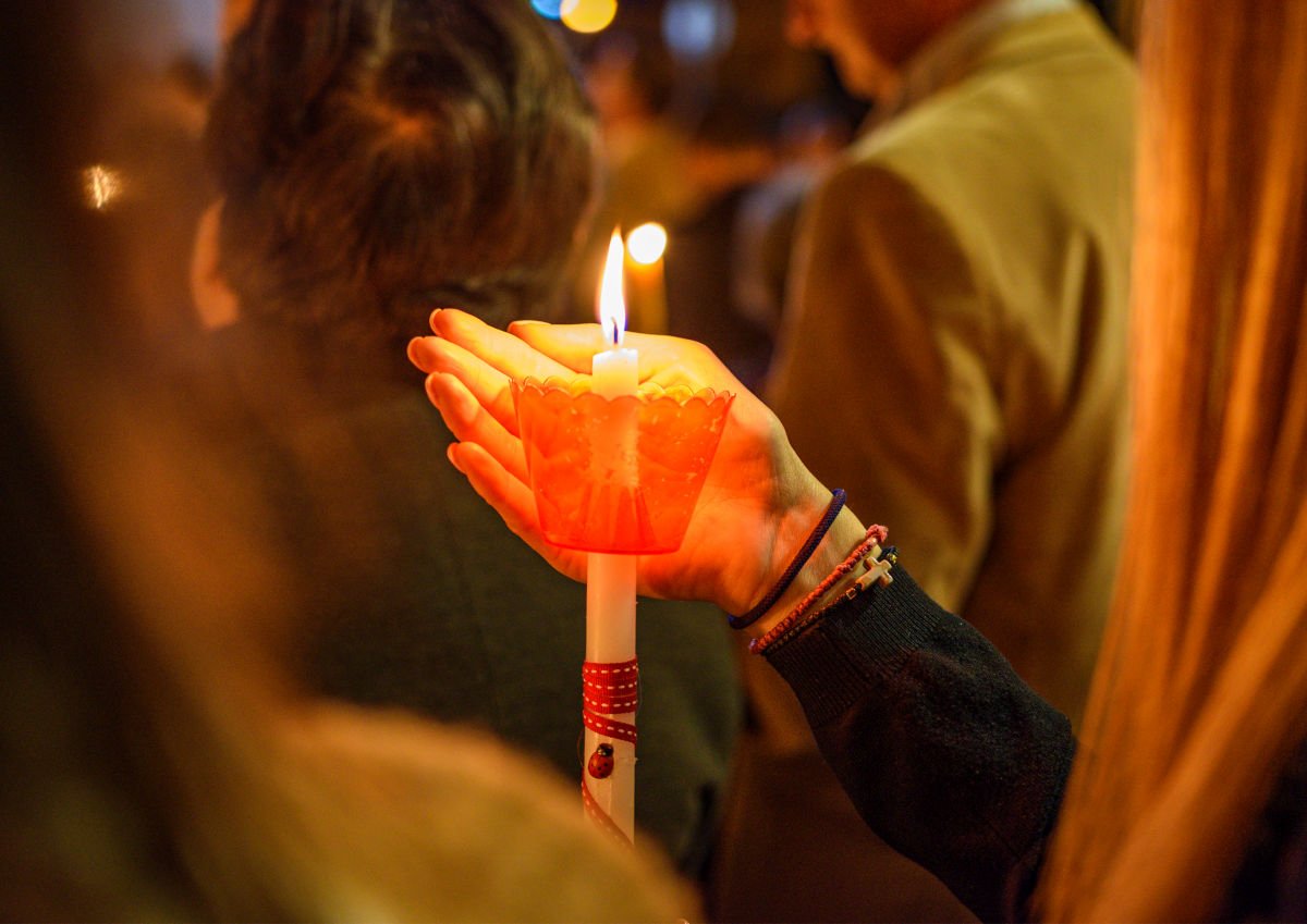 Ce facem cu lumânarea de la Înviere? Când și de ce NU o aruncăm!