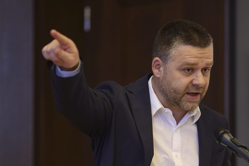 Reorganizare drastică în Primăria Capitalei: 260 de angajați concediați, proiect aprobat cu scandal Primăria Capitalei va concedia 260 de angajați, după ce joi a fost aprobat un proiect de reorganizare care prevede desființarea a 772 de posturi, dintre care 512 sunt vacante