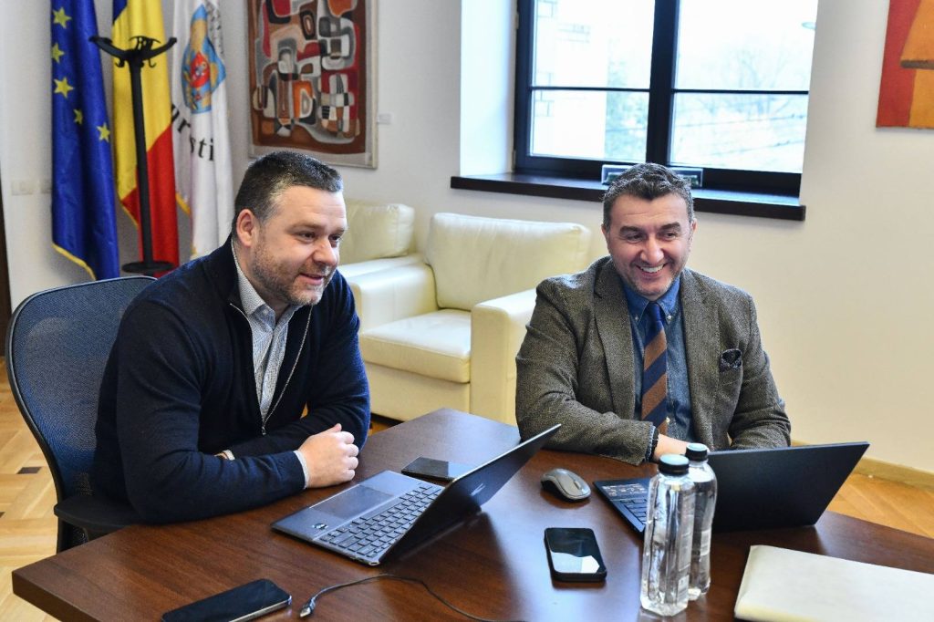 Primarii sectoarelor din București, o încercare de coordonare pentru dezvoltarea infrastructurii urbane Într-o serie de întâlniri care au dat reprezentației politice locale o perspectivă clară asupra planurilor și proiectelor prioritare, Ciprian Ciu cu, primarul general al Capitalei, a încheiat săptămâna cu o discuție importantă cu Paul Moldovan, primarul interimar al Sectorului 6