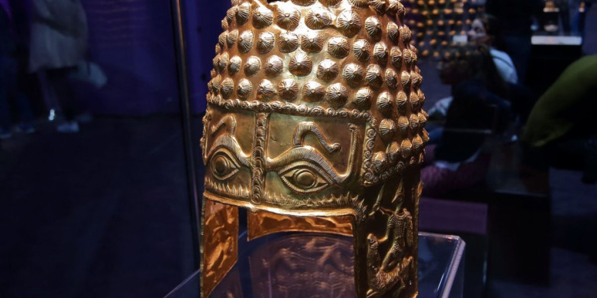 Au fost recuperate coiful de la Coțofenești și brățările dacice furate din muzeul Drents din Olanda