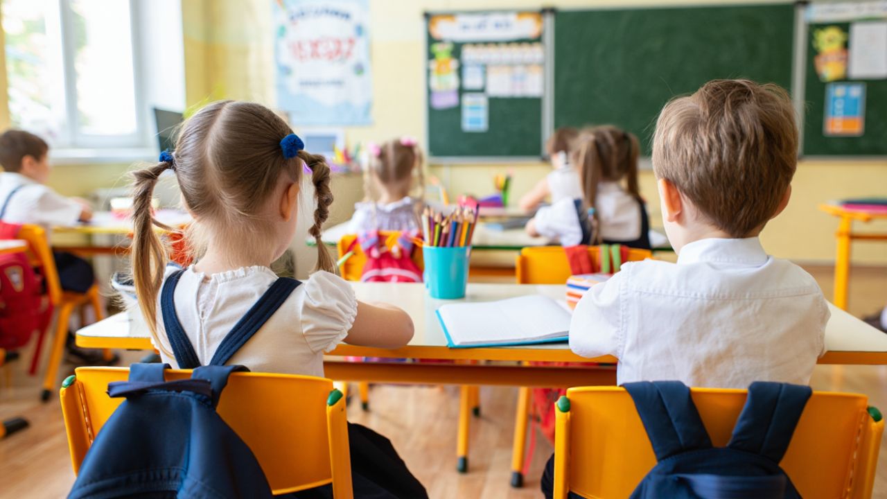 Părinții din România adoptă diverse strategii pentru a asigura copiilor lor locuri la școli de top, inclusiv practici care perturbă integritatea sistemului de admitere și creează dezechilibre în distribuția elevilor