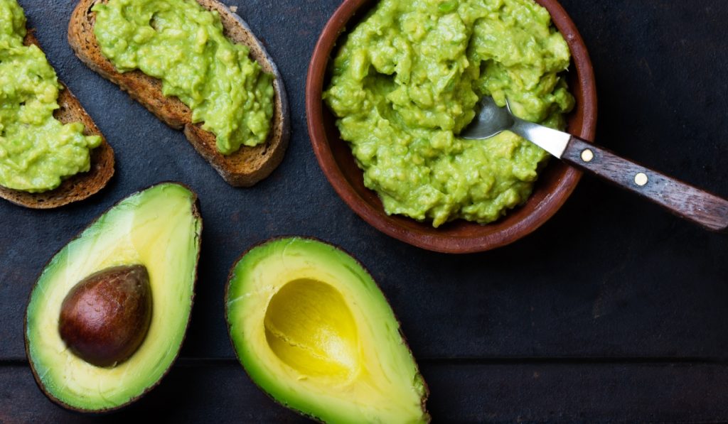 Trucul rapid pentru a înmuia un avocado tare în doar cinci minute Ai descoperit, poate prea târziu, că avocado pe care îl ai în frigider este încă tare și nu poți să-l folosești pentru gustarea sau rețeta dorită