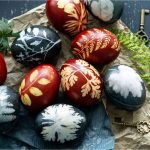 Cum-vopsesti-ouale-de-Paste-natural-asa-obtii-culorile-rosu-mov-galben-si-albastru-800x450.jpg - StiriAlese