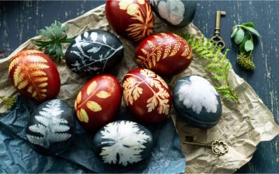 Cum-vopsesti-ouale-de-Paste-natural-asa-obtii-culorile-rosu-mov-galben-si-albastru-800x450.jpg - StiriAlese