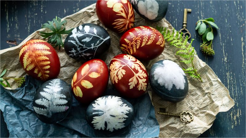 Cum-vopsesti-ouale-de-Paste-natural-asa-obtii-culorile-rosu-mov-galben-si-albastru-800x450.jpg - StiriAlese