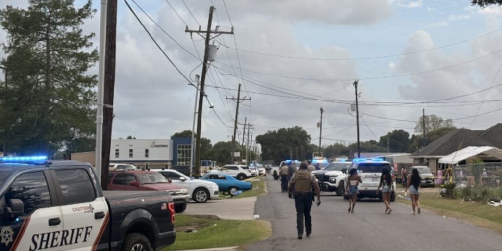 Un incident grav s-a petrecut în timpul festivalului anual din ÎNBERIA, Louisiana, când un autoturism a lovit o mulțime de participanți aflați la o paradă, rănind cel puțin 15 persoane