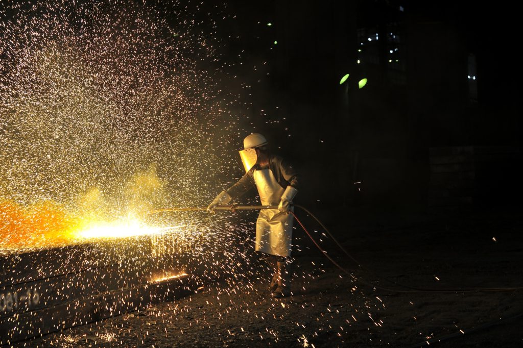 UE dublează taxele pe oțel, scutind industria de importurile chinezești ieftine