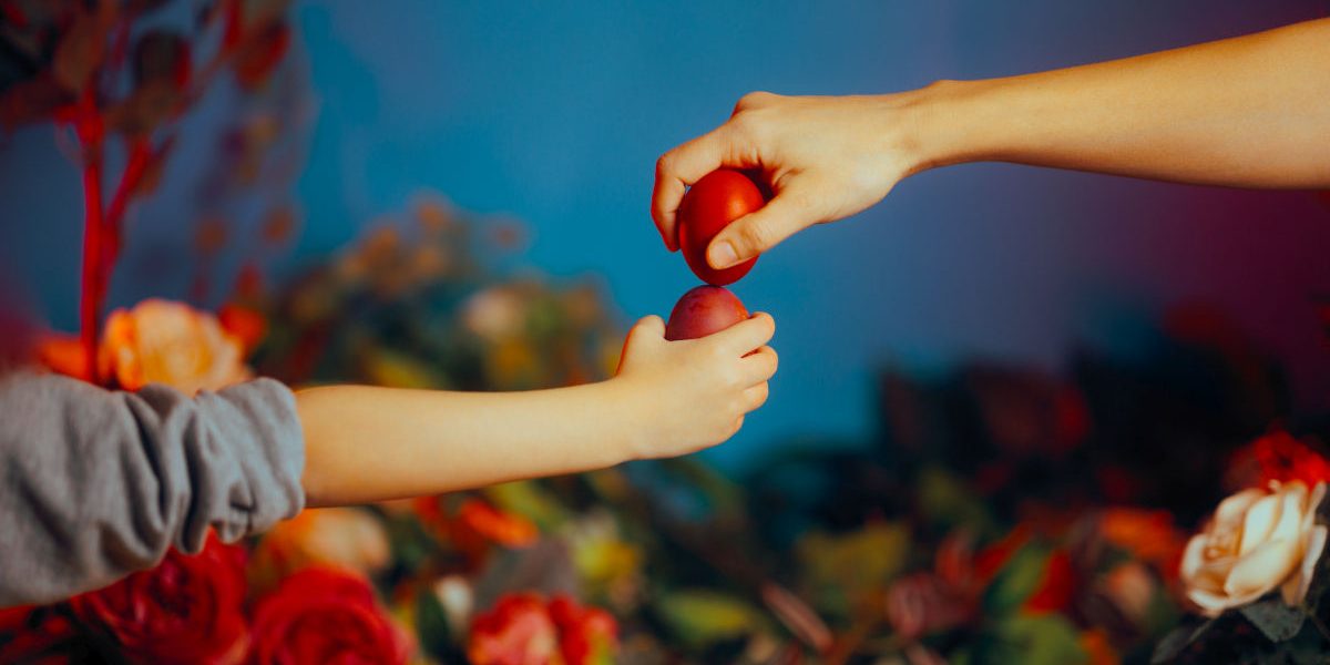 De ce ciocnim ouă roșii de Paște? Semnificația acestui ritual străvechi