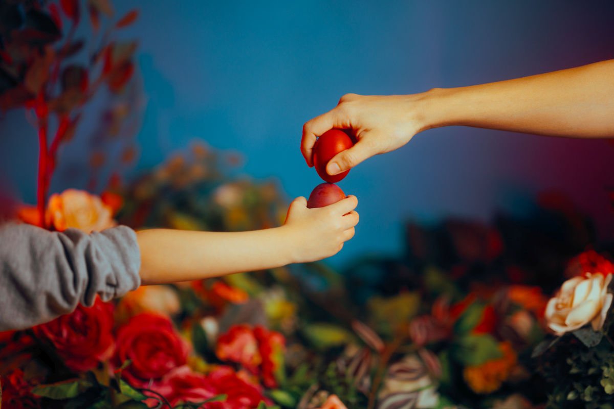 De ce ciocnim ouă roșii de Paște? Semnificația acestui ritual străvechi