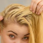 De ce se îngrașă părul rapid? Greșelile banale pe care le faci zilnic