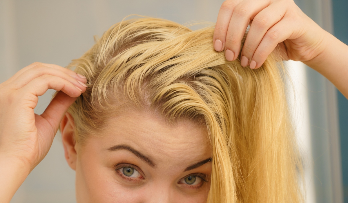 De ce se îngrașă părul rapid? Greșelile banale pe care le faci zilnic