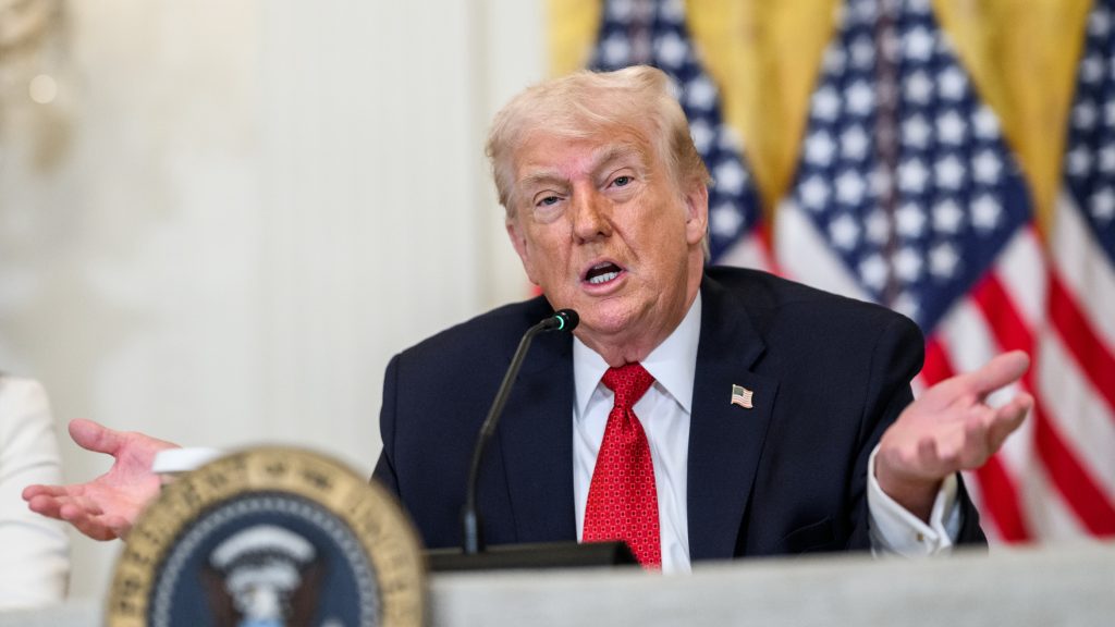 Președintele SUA, Donald Trump, a lansat un ultimatum direct Iranului, cerând deschiderea Strâmtorii Persice, într-un ton agresiv și amenințător
