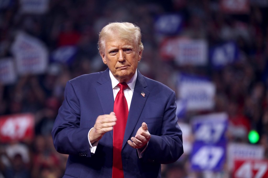 Amenințări Economice și Negocieri cu Iranul: Declarțiile Lui Donald Trump Fostul președinte AMERICAN, Donald Trump, a anunțat recent măsuri economice drastice împotriva țării care ar furniza arme militare IRANULUI