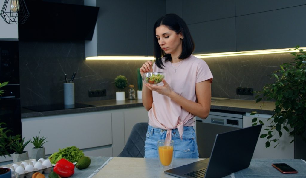 Contează postura la masă: Cum influențează digestia și sănătatea