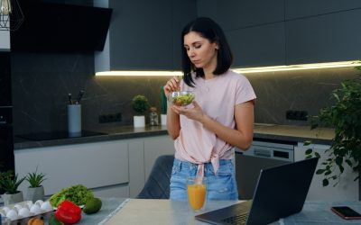 Contează postura la masă: Cum influențează digestia și sănătatea