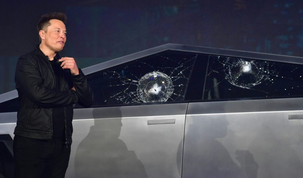 Un accident grav în Houston, care implică un Tesla Cybertruck aparent pilotat în modul autonomie semi-autonomă, reaprinde discuțiile privind siguranța sistemelor de conducere autonome și responsabilitatea producătorilor