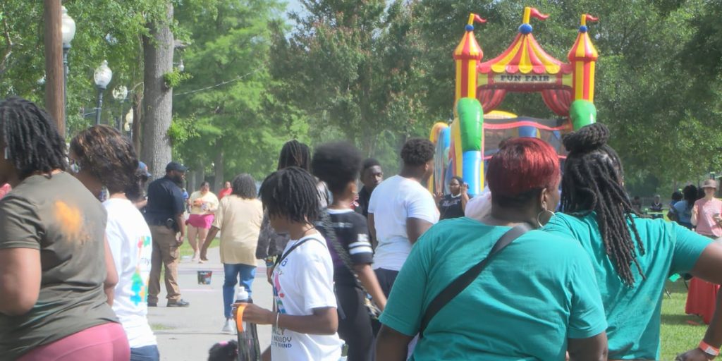 O mamă a creat o comunitate pentru familiile cu autism