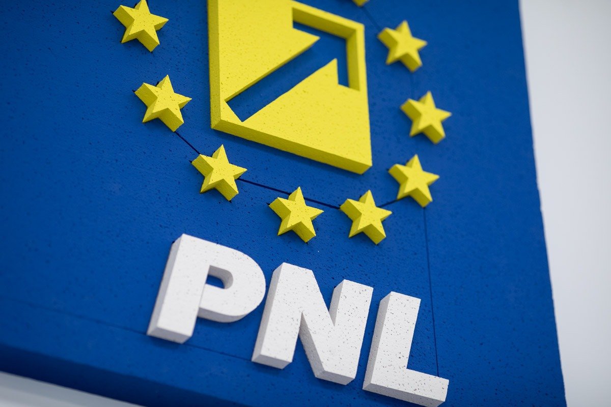 Președintele Senatului, Mircea Abrudean, afirmă susținerea fermă față de premierul Ilie Bolojan Președintele Senatului, Mircea Abrudean, a declarat marți că PNL nu ia în considerare nicio variantă de renunțare la susținerea premierului Ilie Bolojan