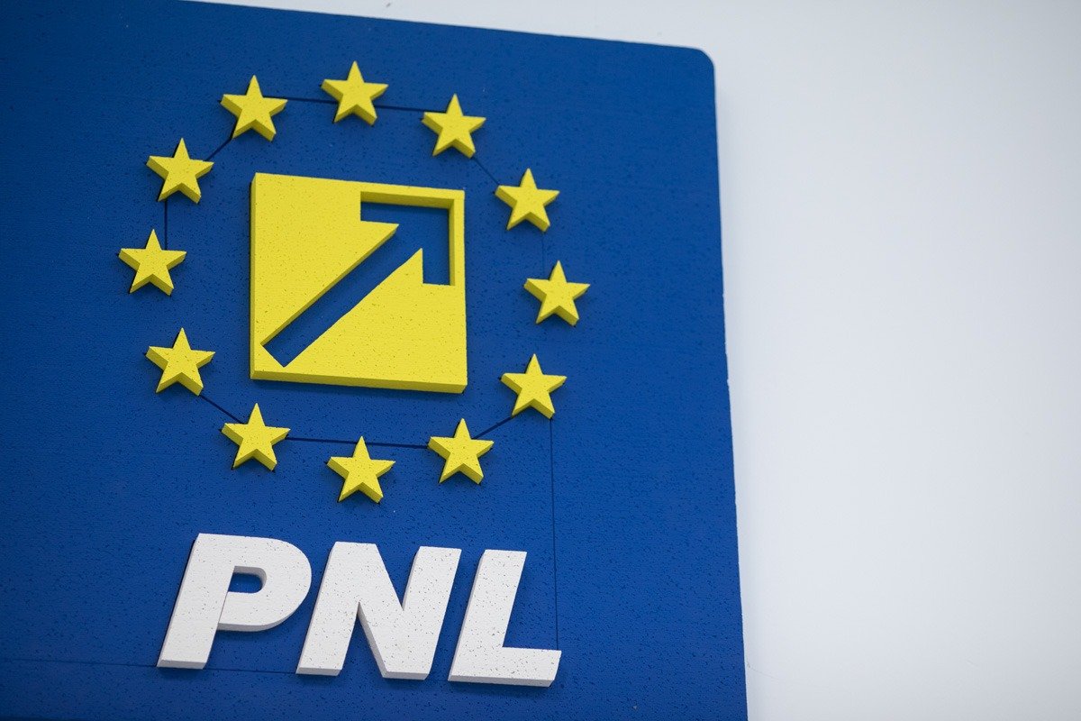 Organizația PNL Argeș solicită demisia vicepreședintelui Consiliului Județean, Marius Nicolaescu (PSD), după ce acesta a fost trimis în judecată de Direcția Națională Anticorupție (DNA) într-un dosar legat de achiziția unor locuințe destinate persoanelor vulnerabile