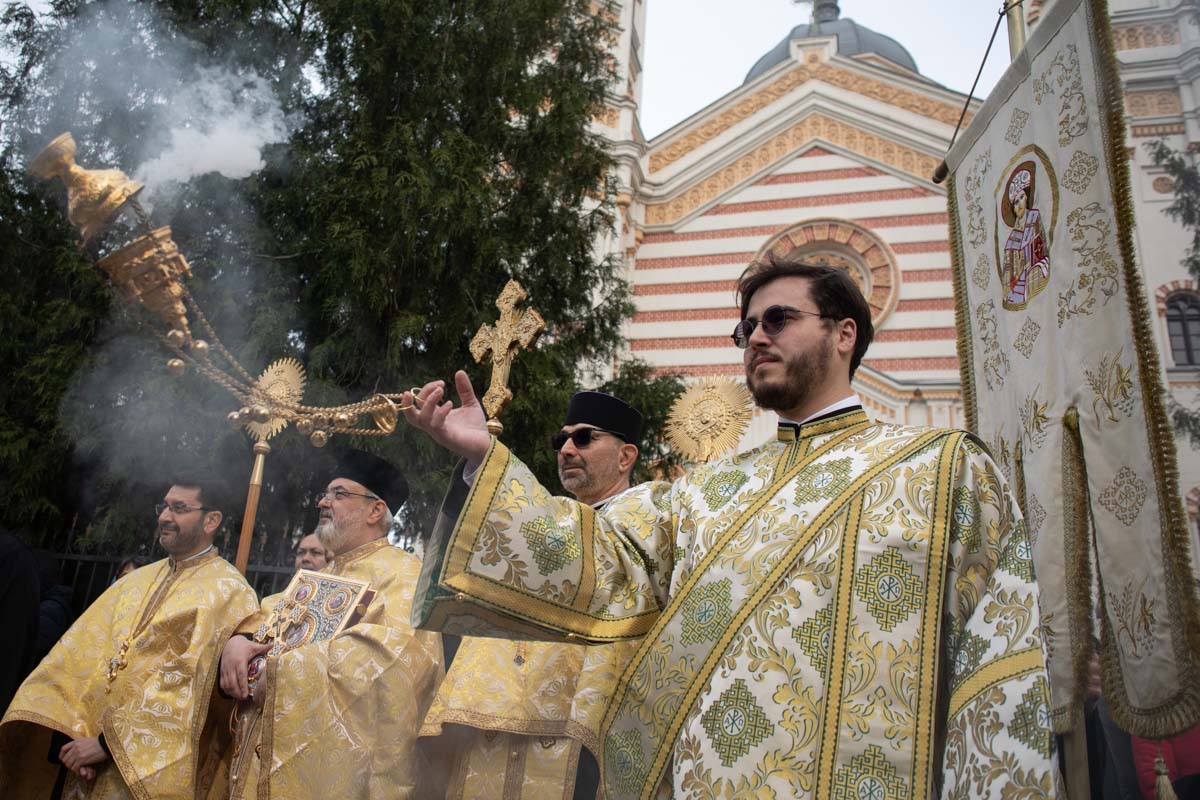 Credincioșii ortodocși și greco-catolici din România au sărbătorit duminică Intrarea Domnului în Ierusalim, cunoscută sub numele de Floriile