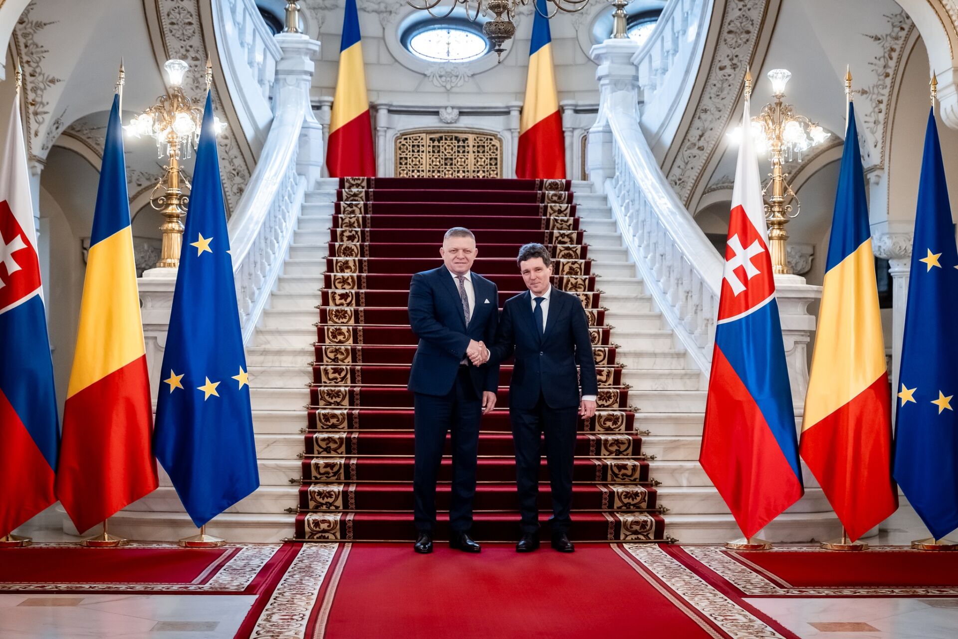 Fico și oficialii români discută oportunități de cooperare în energie, inclusiv nucleară și gaze naturale Premierul Slovak Robert Fico s-a întâlnit recent cu Președintele României, Nicușor Dan, și cu Prim-ministrul Ilie Bolojan, context în care s-a pus pe agendă o serie de subiecte legate de domeniul energetic