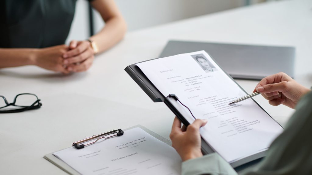 Numărul tinerilor care caută joburi crește cu 24% în România