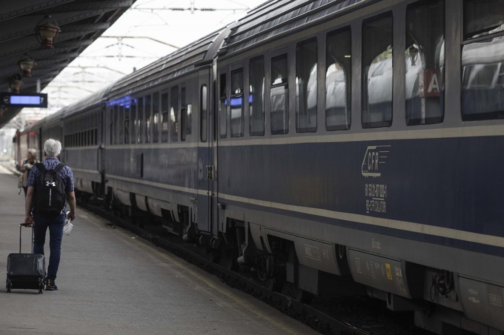 Circulația feroviară a fost întreruptă temporar pe ruta Augustin – Racoș, miercuri, pe secția Brașov – Sighișoara, după ce un copac a căzut peste firele electrice de contact