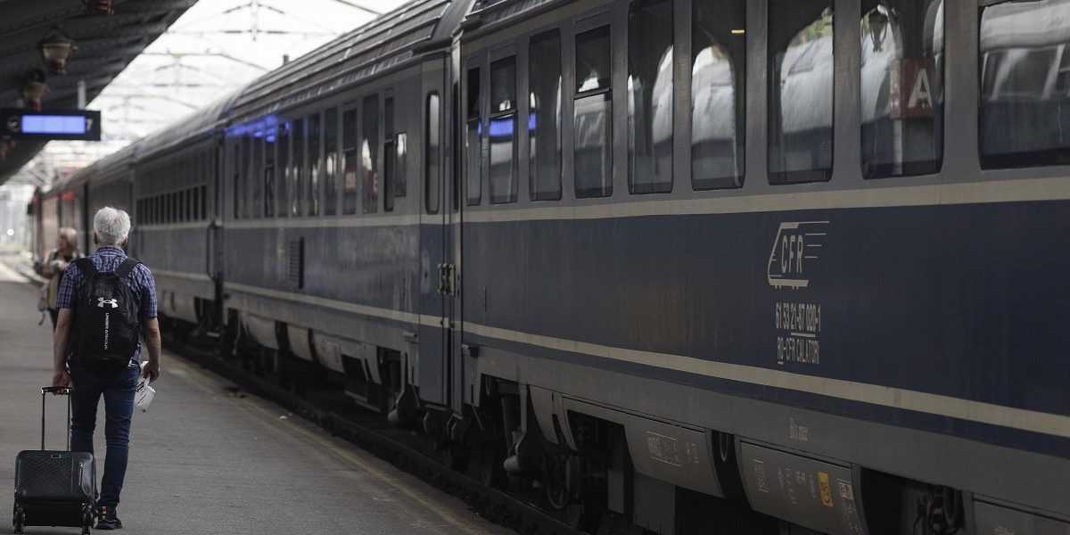 Blocaj pe ruta Brașov-Sighișoara: Copac căzut pe firele electrice, trenurile oprite