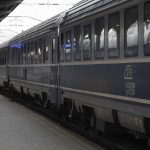 Blocaj pe ruta Brașov-Sighișoara: Copac căzut pe firele electrice, trenurile oprite