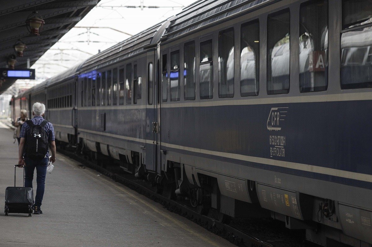 Circulația feroviară a fost întreruptă temporar pe ruta Augustin – Racoș, miercuri, pe secția Brașov – Sighișoara, după ce un copac a căzut peste firele electrice de contact