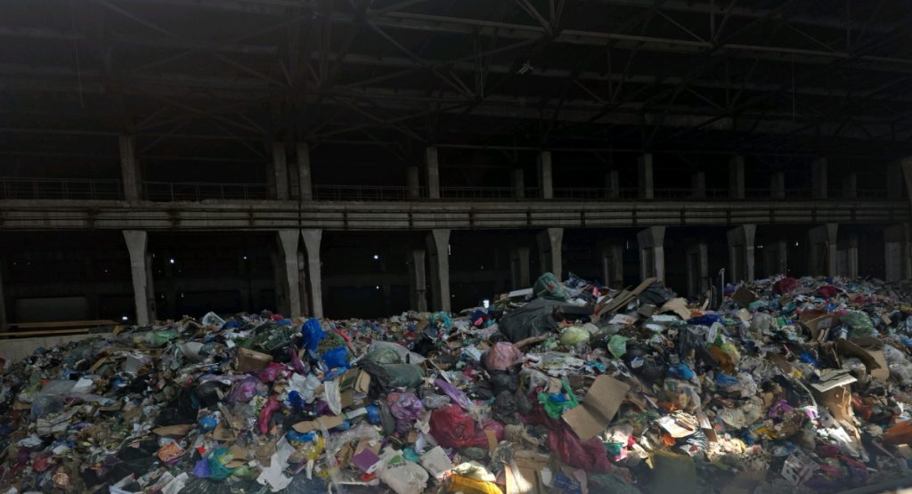 Garda de Mediu București a aplicat amenzi în valoare totală de 130.000 de lei, echivalentul a peste 25.000 de euro, în urma controalelor efectuate la o hală situată în apropierea Halei Laminor, unde au fost descoperite cantități mari de deșeuri depozitate ilegal