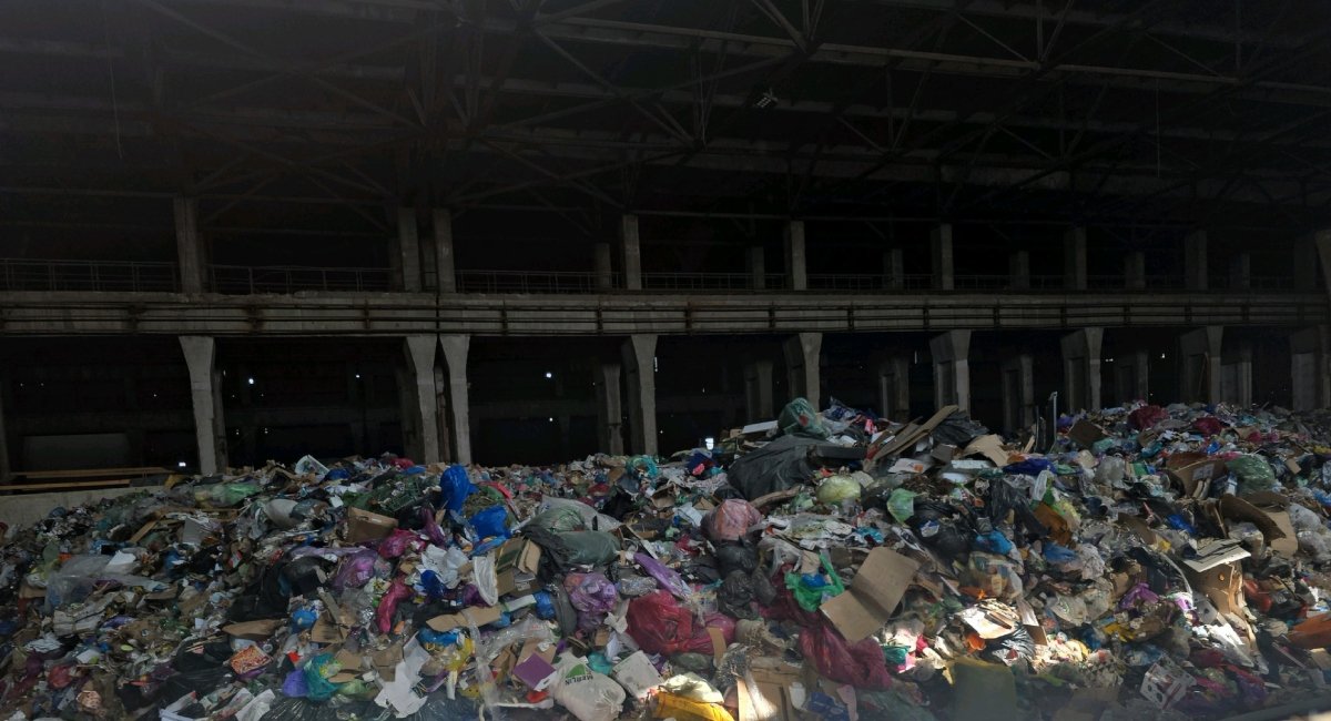 Garda de Mediu București a aplicat amenzi în valoare totală de 130.000 de lei, echivalentul a peste 25.000 de euro, în urma controalelor efectuate la o hală situată în apropierea Halei Laminor, unde au fost descoperite cantități mari de deșeuri depozitate ilegal