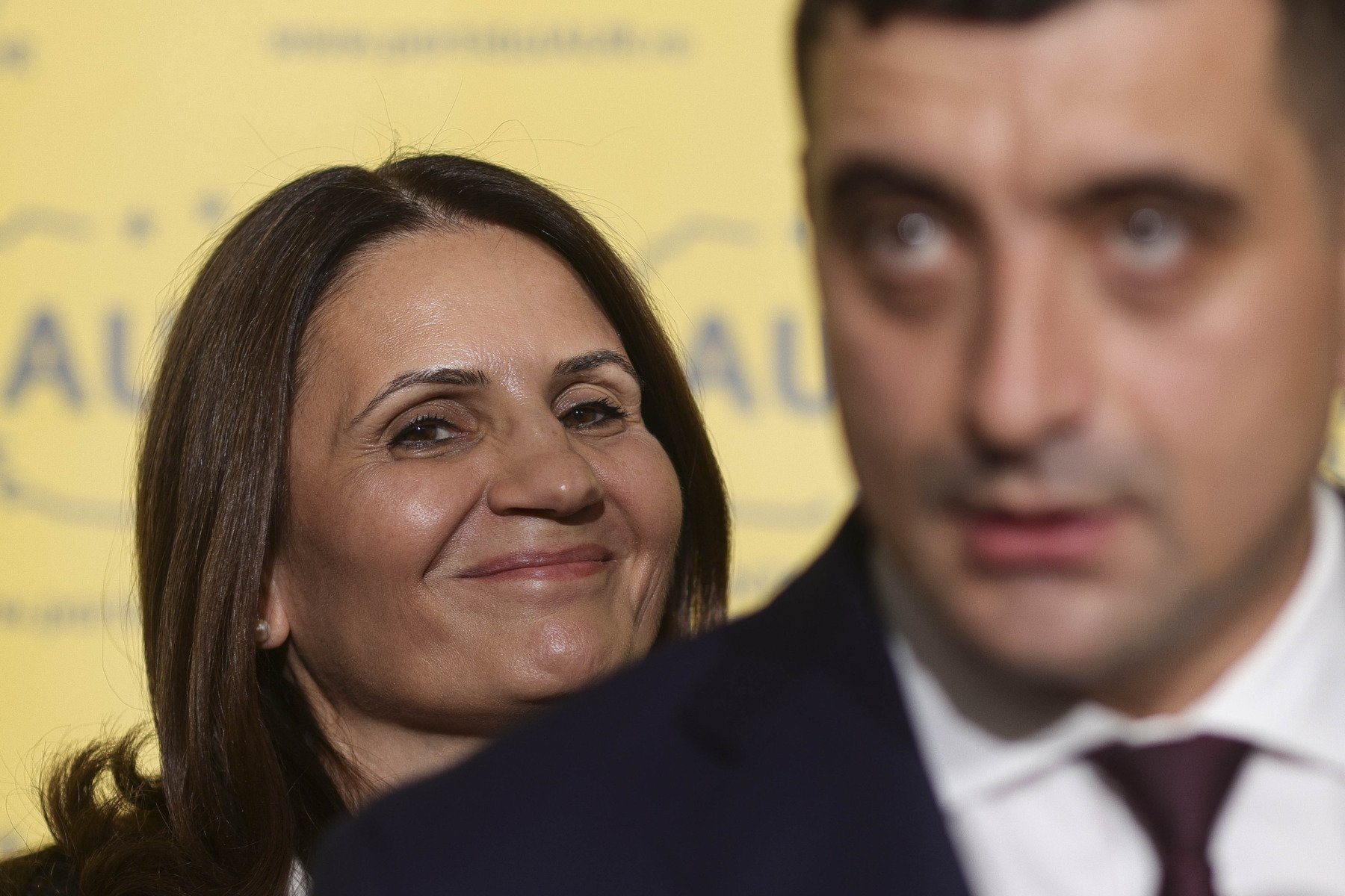 Decizia CNA și reacția liderului AUR Consiliul Național al Audiovizualului (CNA) a decis recent să retragă licența postului Realitatea Plus, o mișcare care a stârnit reacții dure din partea reprezentanților formațiunilor politice afiliate discursului extrem
